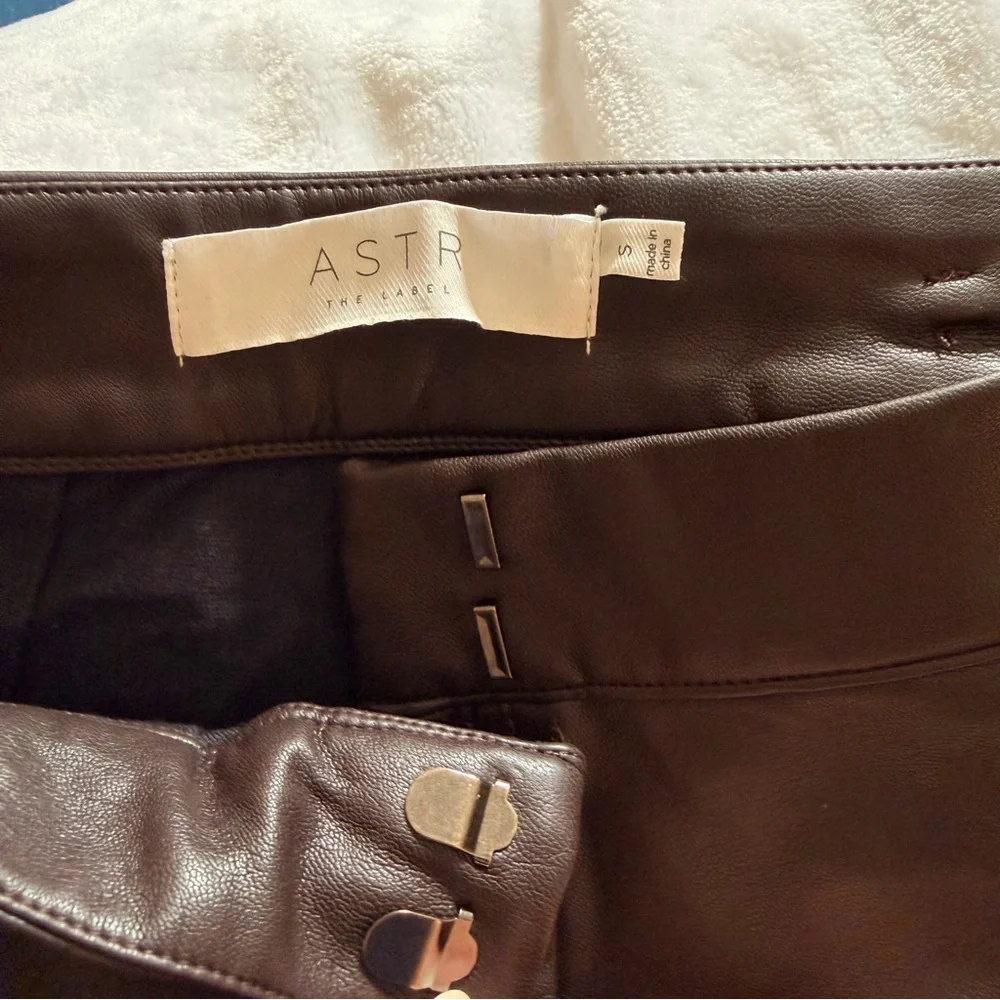ASTR The Label Wilma Dark Brown Faux Leather Pleated High Rise Shorts Small NWT - Picture 5 of 8